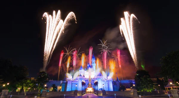 Castello di Cenerentola e il famoso spettacolo pirotecnico di Hong Kong DisneyLand — Foto Stock