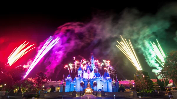 Aschenputtel-Schloss und das berühmte Sternenfeuerwerk von Hongkong Disneyland lizenzfreie Stockfotos