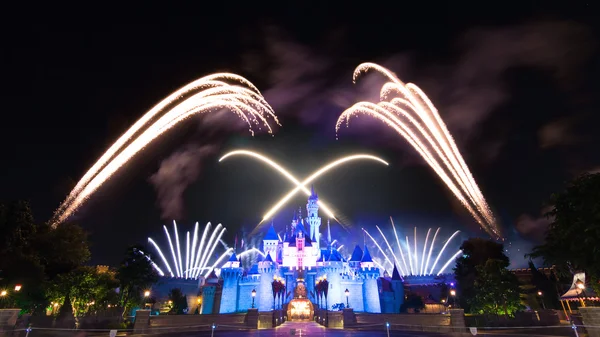 Aschenputtel-Schloss und das berühmte Sternenfeuerwerk von Hongkong Disneyland lizenzfreie Stockbilder