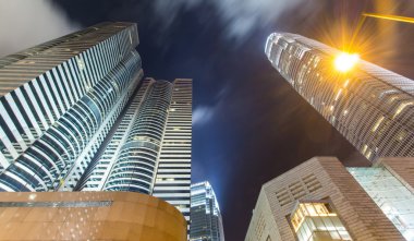 Hong Kong City Scape ve gökyüzü siste