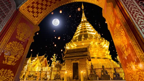 Ég tűz lámpa a Full Moon és a Wat Phra hogy Doi Suthep háttér híres Temple, Chiang Mai, Thaiföld — Stock videók