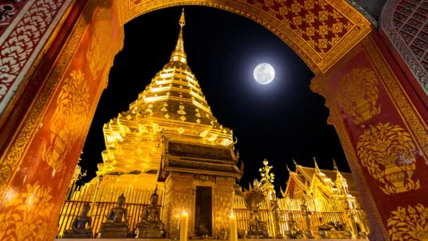 Wat Phra hogy Doi Suthep templom és a telihold, Chiang Mai, Thaiföld (hurok) — Stock videók