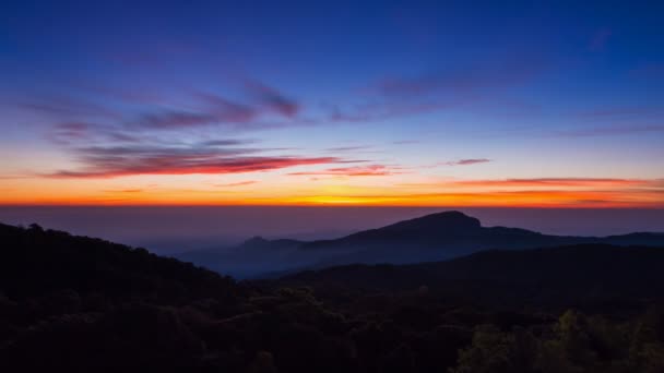 Time Lapse Salida del sol en el valle en el Parque Nacional Doi Inthanon de Chiang Mai, Tailandia — Vídeo de stock