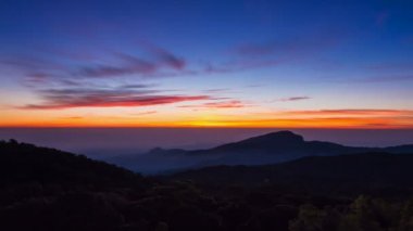 Zaman atlamalı gündoğumu üzerinde Valley, Doi Inthanon Milli Parkı Chiang Mai, Tayland, Thailand (yakınlaştırma)