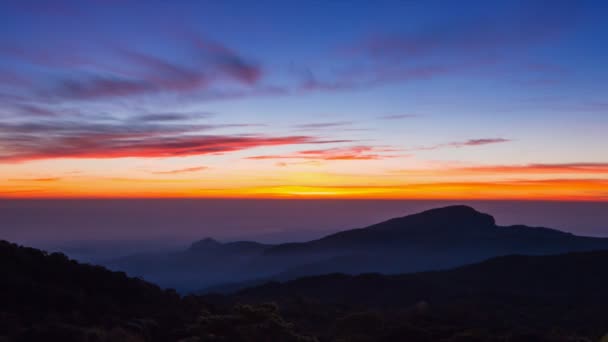 Ώρα ακυρώνονται Sunrise στις κοιλάδα στο Doi Inthanon εθνικό πάρκο της πόλης Chiang Mai, Ταϊλάνδη — Αρχείο Βίντεο