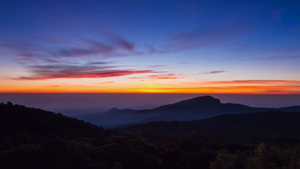 Idő telik el napkelte a völgyben a Doi Inthanon Nemzeti Park Chiang Mai, Thaiföld (nagyítás) — Stock videók