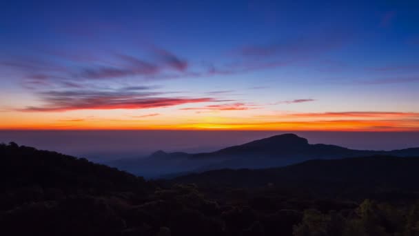 Time Lapse Alba sulla valle al Doi Inthanon National Park di Chiang Mai, Thailandia (zoom in ) — Video Stock