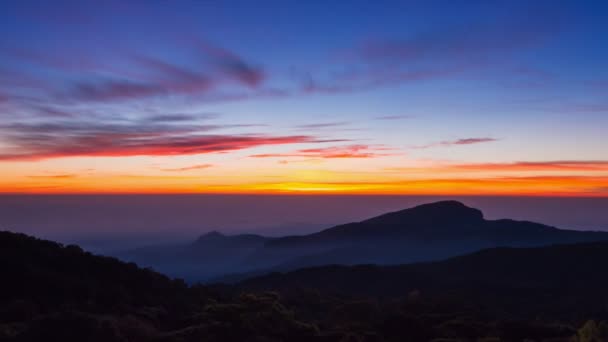 Time Lapse Salida del sol en el valle en el Parque Nacional Doi Inthanon de Chiang Mai, Tailandia (alejarse ) — Vídeos de Stock