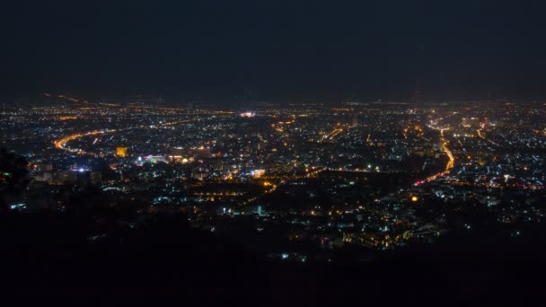 Fuegos artificiales de la celebración del año nuevo del lapso de tiempo sobre el paisaje urbano de Chiang Mai, Tailandia — Vídeo de stock