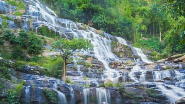 MAEYA Cascade célèbre de parc national d'Inthanon, Chiangmai, Thaïlande (panoramique )