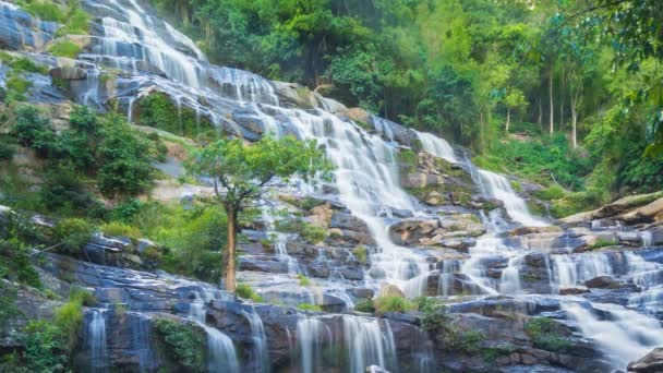 Maeya vízesés híres Cascade a Inthanon Nemzeti Park, Chiangmai, Thaiföld (pán lövés) — Stock videók