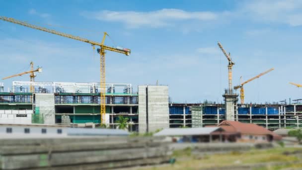 Time Lapse Crane Trabajando en el sitio de construcción grande (plano panorámico ) — Vídeos de Stock