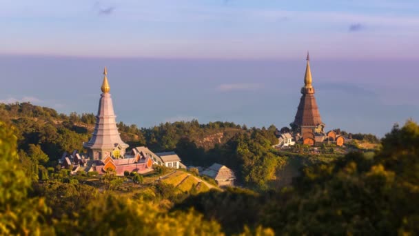 Re e regina Pagoda (Napha Metaneedol e Napha PholPhumisiri) di Doi Inthanon, Chiang Mai, Thailandia (time lapse ) — Video Stock