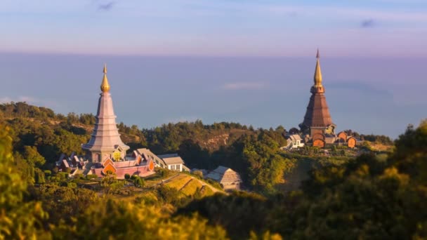 Король і королева пагода (Napha Metaneedol та Napha Pholphumisiri) з Дої Inthanon, Чіанг май, Таїланд (збільшення масштабу) — стокове відео