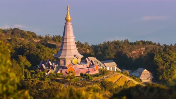 Königin-Pagode (Napha metaneedol und Napha pholphumisiri) von Thailand — Stockvideo