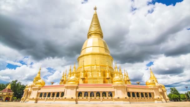 Gyllene pagod Sri Vieng Chai Phra Phutthabat Huai Tom templet Lamphun, Thailand — Stockvideo