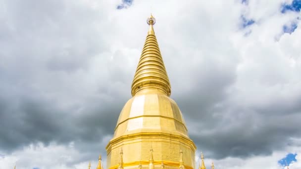 Gyllene pagod Sri Vieng Chai Phra Phutthabat Huai Tom templet Lamphun, Thailand (zooma ut) — Stockvideo