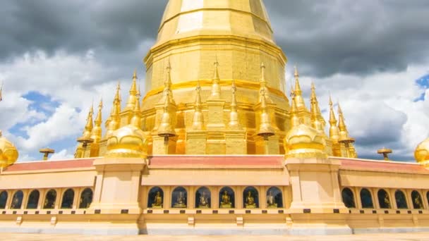 黄金塔スリランカ ヴァンヴィエン チャイの Phra Phutthabat 懐トム寺院タイ国ランプーン (ズーム アウト) — ストック動画