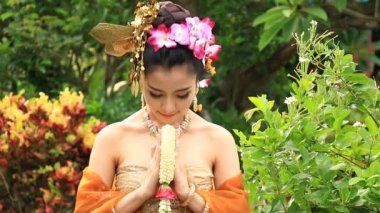 Güzel Taylandlı kadın Selam saygı Tayland geleneksel kostüm (2 Shot)