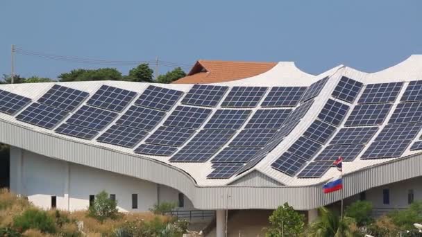 屋根の太陽電池 (パンが撮影) — ストック動画