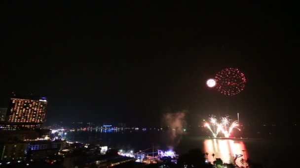 Vuurwerk Festival Over Pattaya stad strand van Thailand — Stockvideo