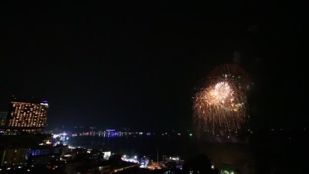Tijd Lapse vuurwerk Festival Over Pattaya stad strand van Thailand — Stockvideo