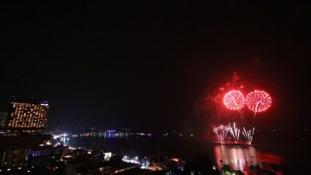 Vuurwerk Festival Over Pattaya stad strand van Thailand — Stockvideo