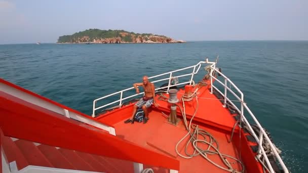 Pattaya Bay Chonburi, 29 de noviembre: La gente y el turista viajan en barco a Pattaya Port Chonburi Tailandia 2014 (2 disparos ) — Vídeos de Stock