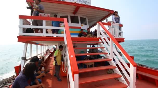 Pattaya Bay Chonburi, 29 November: Mensen en toeristische reizen door boot Pattaya poort Chonburi Thailand-2014 (2 schot) — Stockvideo