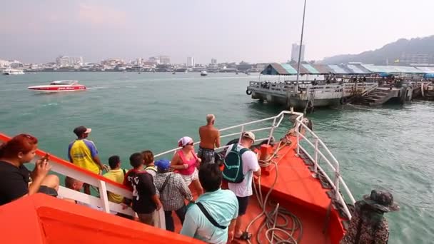 Pattaya körfezinin Chonburi, Kasım 29: İnsanlar ve Pattaya bağlantı noktası Chonburi Tayland 2014 tekneyle turizm seyahat — Stok video