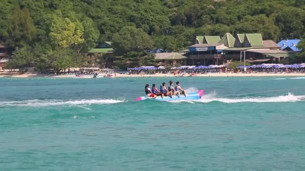 Koh Larn Island, Chonburi, listopad 29: Grupa turystyczna grać Banana Boat na Tien Beach na wyspie Koh Larn Chonburi Tajlandia 2014 (2 strzał) — Wideo stockowe