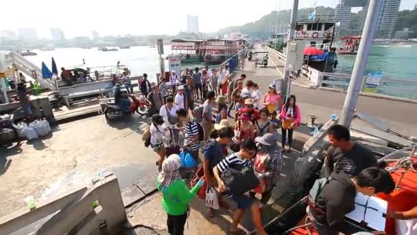 Κόλπος της Πατάγια, 29 Νοεμβρίου: άτομα και τουριστικά ταξίδια με πλοίο μορφή βάρκα λιμάνι Πατάγια πηγαίνετε στο νησί Κοχ Λαρν Τσόνμπουρι Ταϋλάνδη 2014 (βολή από τηγάνι) — Αρχείο Βίντεο