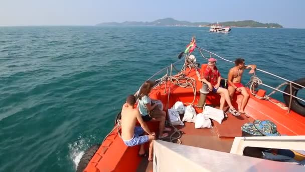Pattaya Bay Chonburi, 29 november: mensen en toeristische reizen per boot formulier Pattaya Port Ga naar Koh Larn eiland Chonburi Thailand 2014 — Stockvideo