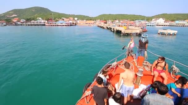 Pattaya Bay Chonburi, november 29: människor och turistresor med båt formulär Pattaya port gå till Koh Larn Island Chonburi Thailand 2014 — Stockvideo