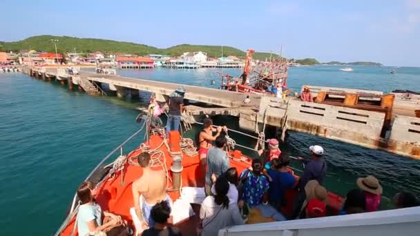 パタヤ湾チョンブリ、11月29日:ボートで人と観光客の旅パタヤ港へ行くコラーン島チョンブリタイ2014 — ストック動画