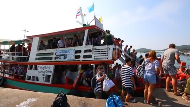 Порт Ко Ларн Айленд, Чонбури, 29 ноября: Люди и туристы путешествуют на лодке Порт Паттайя на Ко Ларн Айленд Чонбури, Таиланд 2014 — стоковое видео