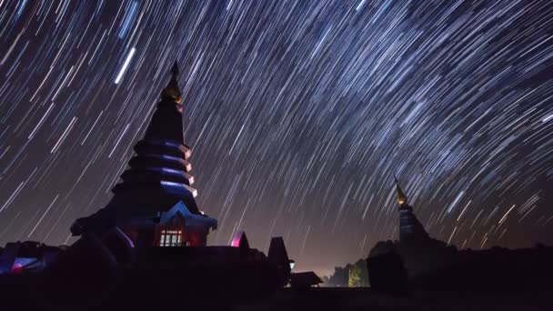 Sternenpfade über König und Königin Pagode von doi inthanon chiang mai, Thailand (Pan Shot) — Stockvideo