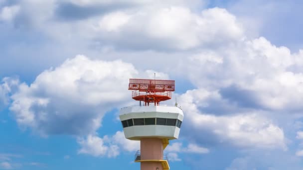 Time lapse Avion de tour de communications radar aéronautique (zoom avant )