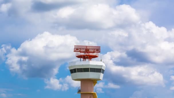 Tempo Lapso Aeronáutico Radar Comunicações Tower Plane (zoom in ) — Vídeo de Stock