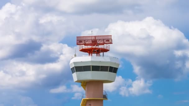 Tempo Lapso Aeronáutico Radar Comunicações Tower Plane (zoom out ) — Vídeo de Stock