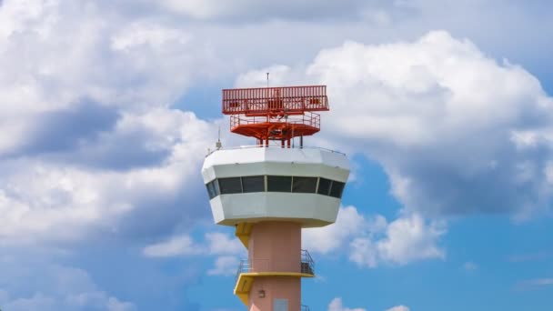 Tijd Lapse luchthaven Radar Communications Tower (pan naar beneden) — Stockvideo