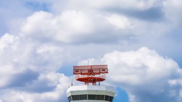 Čas zániku letiště Radar komunikační věž (pan dolů) — Stock video