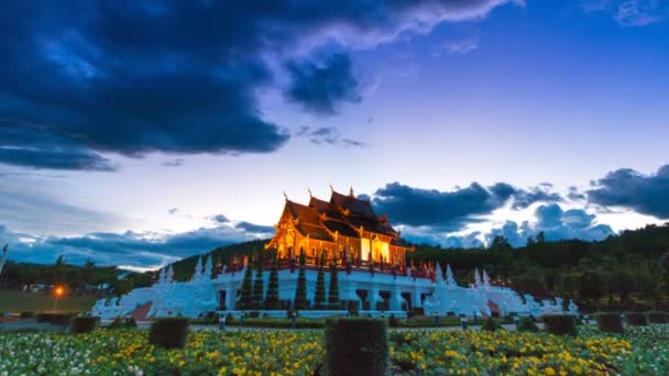 Королівський павільйон (Ho Кхам Луанг) в Королівський парк Rajapruek з Чіанг травня, Таїланд (збільшення масштабу) — стокове відео