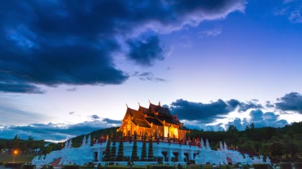 Königlicher Pavillon (ho kham luang) im königlichen Park rajapruek von chiang mai, Thailand (Pan Shot)) — Stockvideo