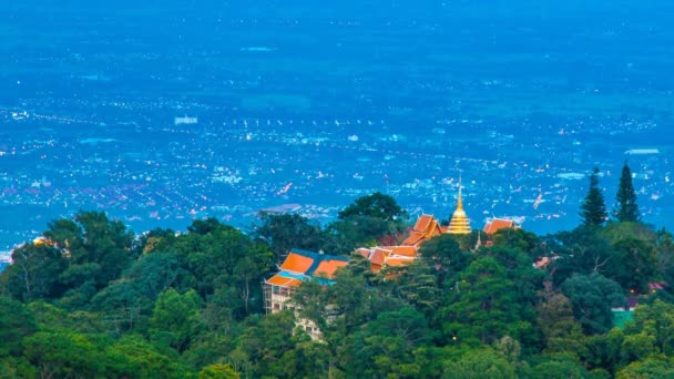 Czas wygaśnięcia Wat Phra że Doi Suthep na góry z Chiang Mai, Tajlandia — Wideo stockowe