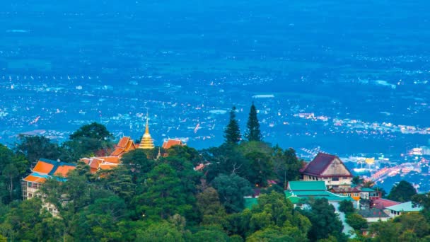 Czas wygaśnięcia Wat Phra że Doi Suthep na góry z Chiang Mai, Tajlandia — Wideo stockowe