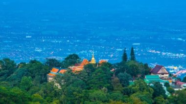 Zaman atlamalı Wat Phra bu DOI Suthep üzerinde dağ Chiang Mai, Tayland, Thailand (pan yukarı)
