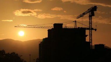 zaman atlamalı siluet vinç çalışma şantiye ve günbatımı