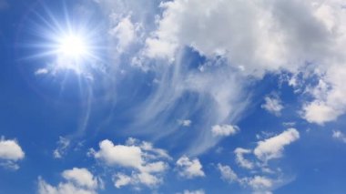 Güzel güneş ve mavi gökyüzü üzerinde yüzen bulutlar
