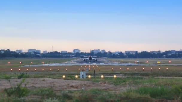 Descolagem do avião da pista até ao céu (zoom in ) — Vídeo de Stock